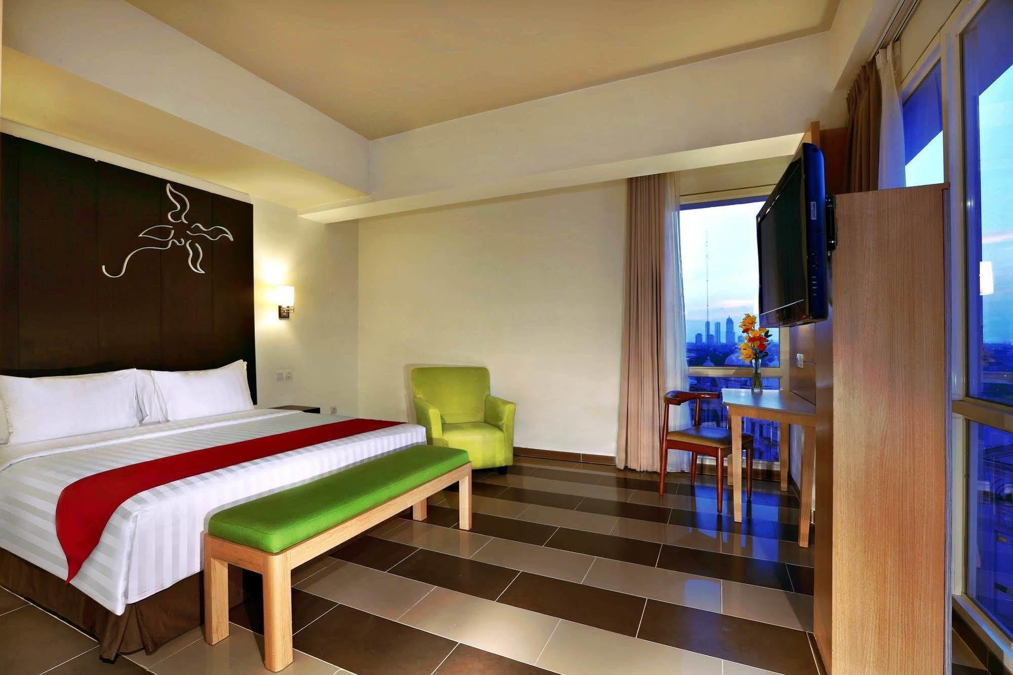 Hotel Atria Gading 4*