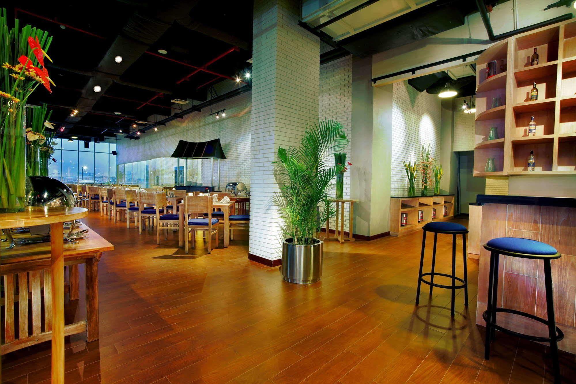 Hotel Atria Gading 4*
